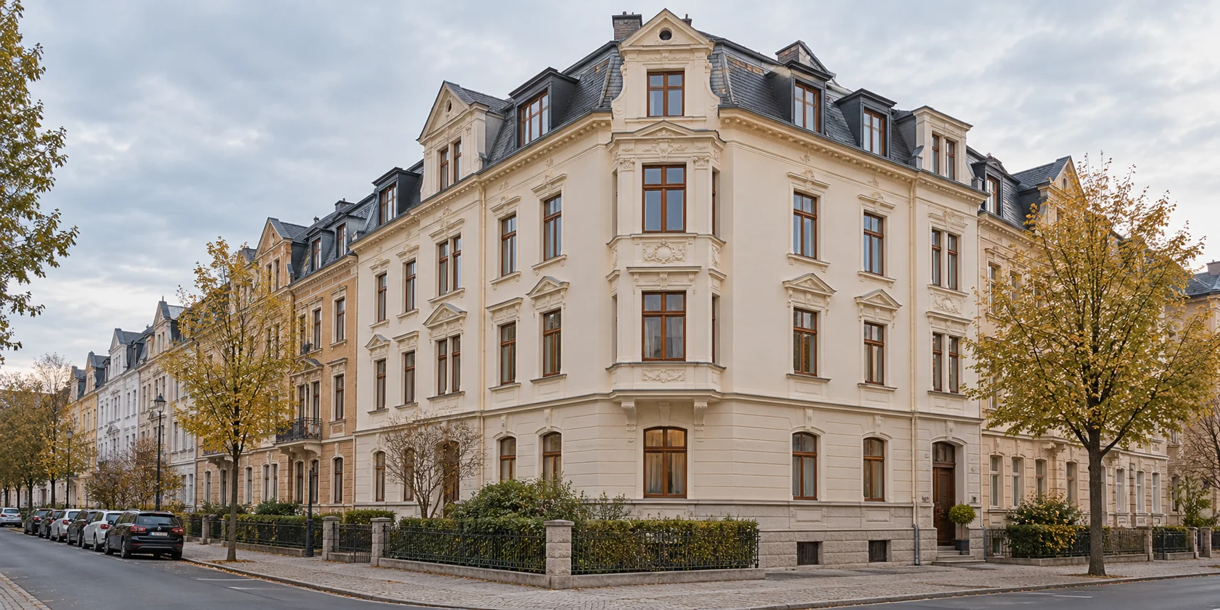 Generischer historischer Altbau mit restaurierter Fassade – KI-Symbolbild, keine Aufnahme des genannten Projekts